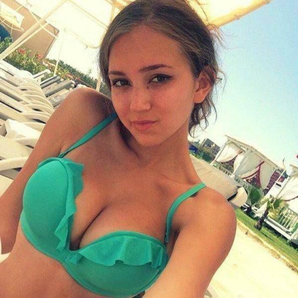 Beim Sexcam Chat holt das heisse Cam Luder gerne ihre schönen Brüste raus