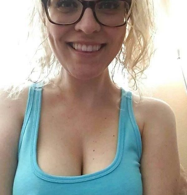 Nackte Sexcam Flittchen zeigen ihre prächtigen Brüste